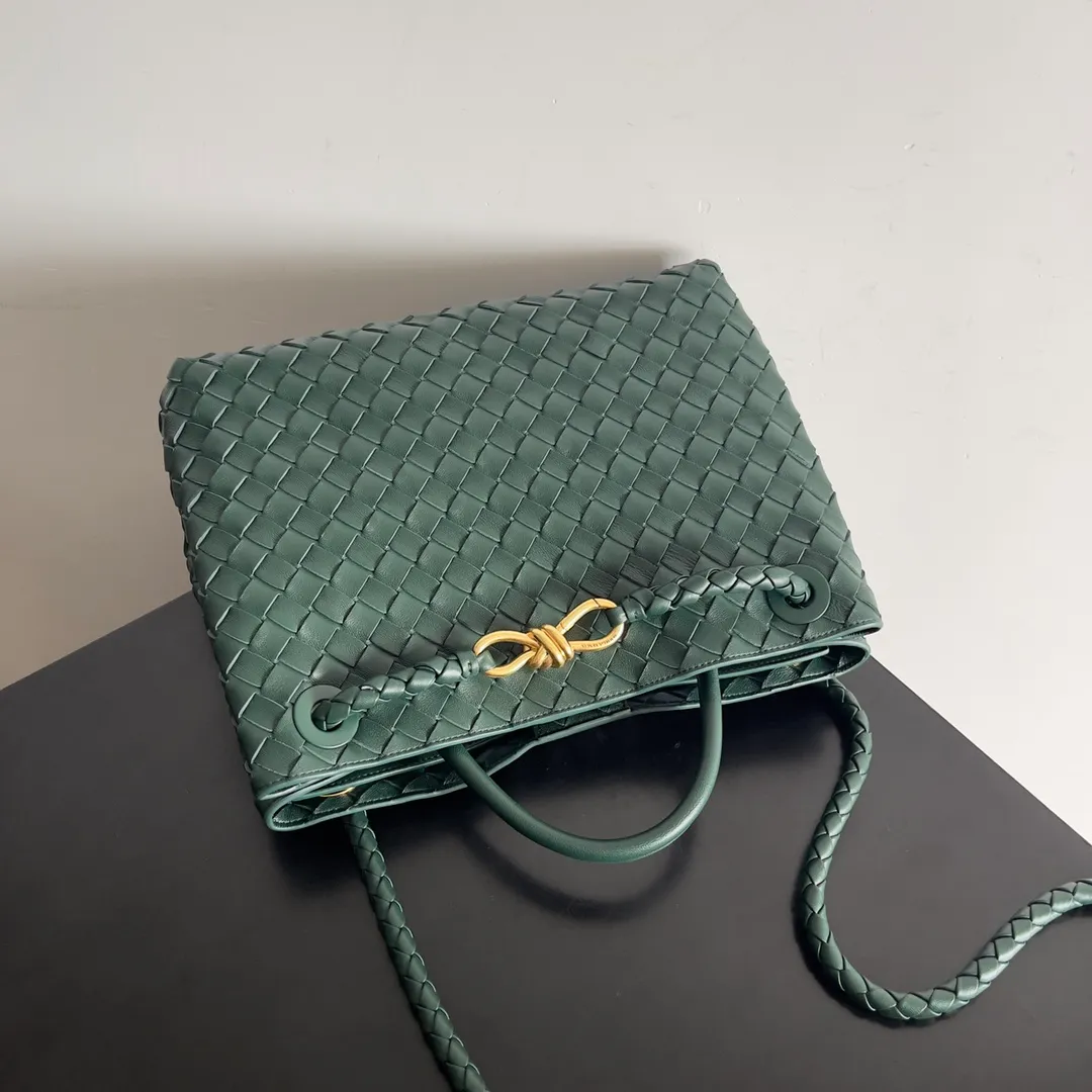 The 2023 new Andiamo batch of 2260 BV has been shipped‼ ️Really popular🔥The new Andiamo woven handbag launched by Bottega Veneta this season is really popular all over the world! ! Celebrities at home and abroad have worn it, and Oscar-winning actress Michelle Yeoh has taken it out on the street. Song Jia, Trai Yara, Yu Feihong, Sanji Ayaka, Rosie Hunting-Whiteley, Yoshioka Riho, etc. have all picked up this bag. It is classic and versatile, showing off its temperament, and the bag capacity is also large, which is very convenient for daily commuting! ! A variety of carrying methods, the shoulder straps can be adjusted by yourself, the original lambskin feels soft and delicate, and the unisex style breaks the gender boundaries and brings a more practical and long-lasting use experience. Andiamo, which has both elegant and casual styles, perfectly interprets the true appearance of "fashionable old money style". Style number: 743572 Size: 32*24*12